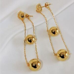 Gorgeous gold drop earrings BNWOT